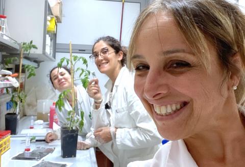 5 Elisa, Valentina in laboratorio